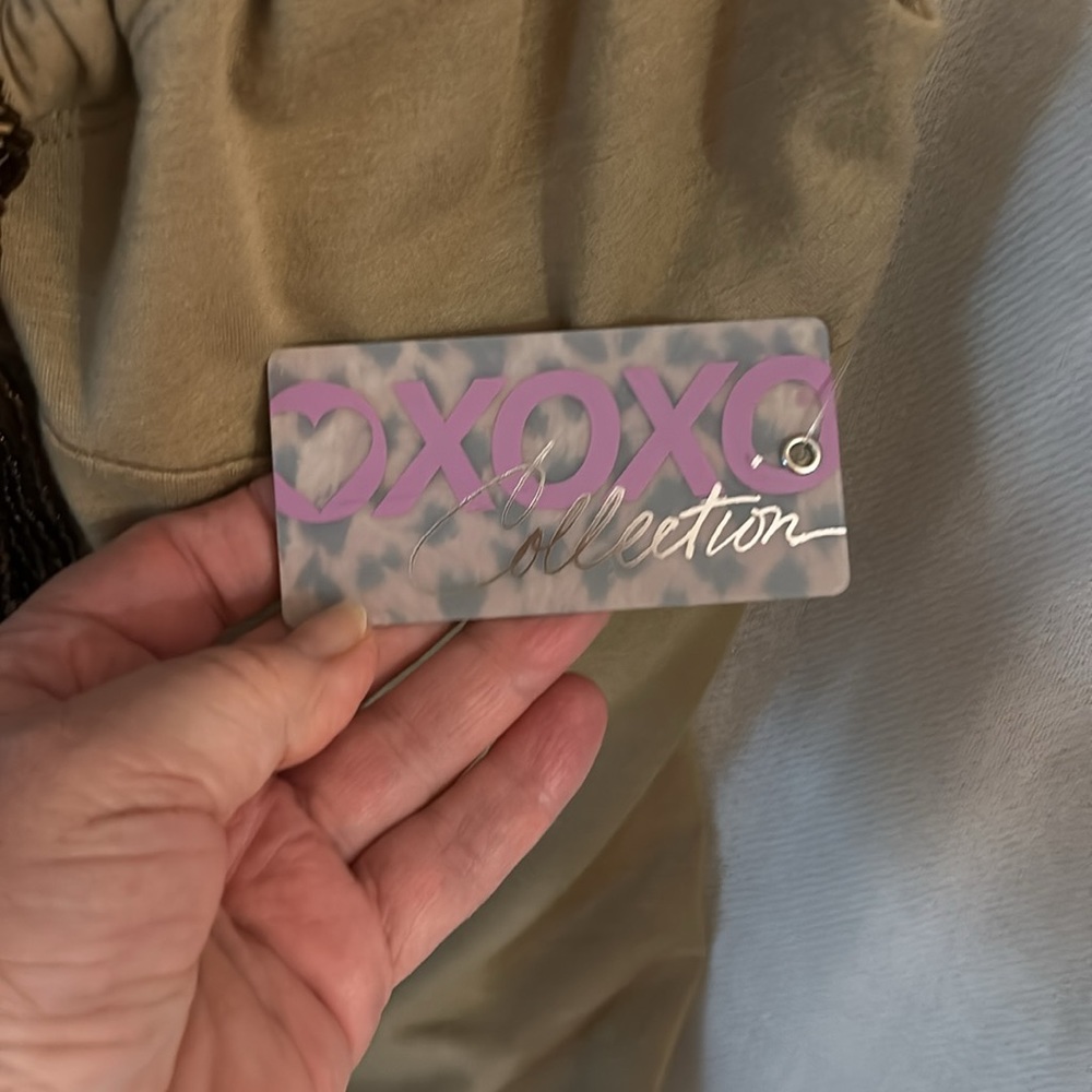 XOXO - Picture 2 of 4